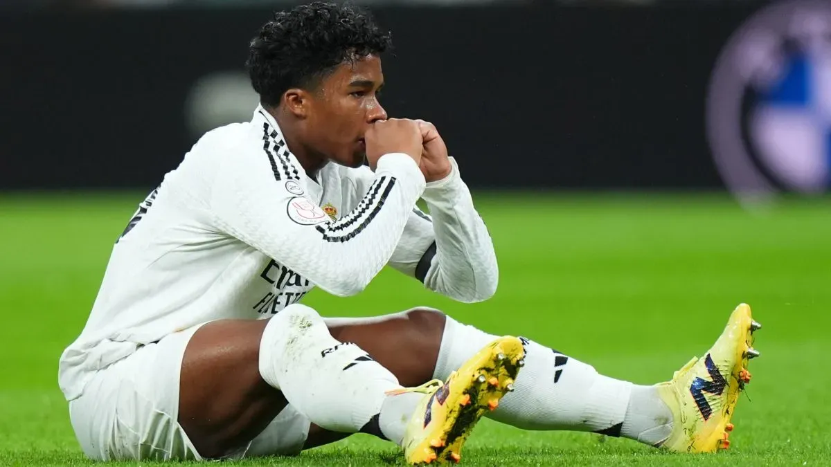 Endrick, astro do Real Madrid, observa