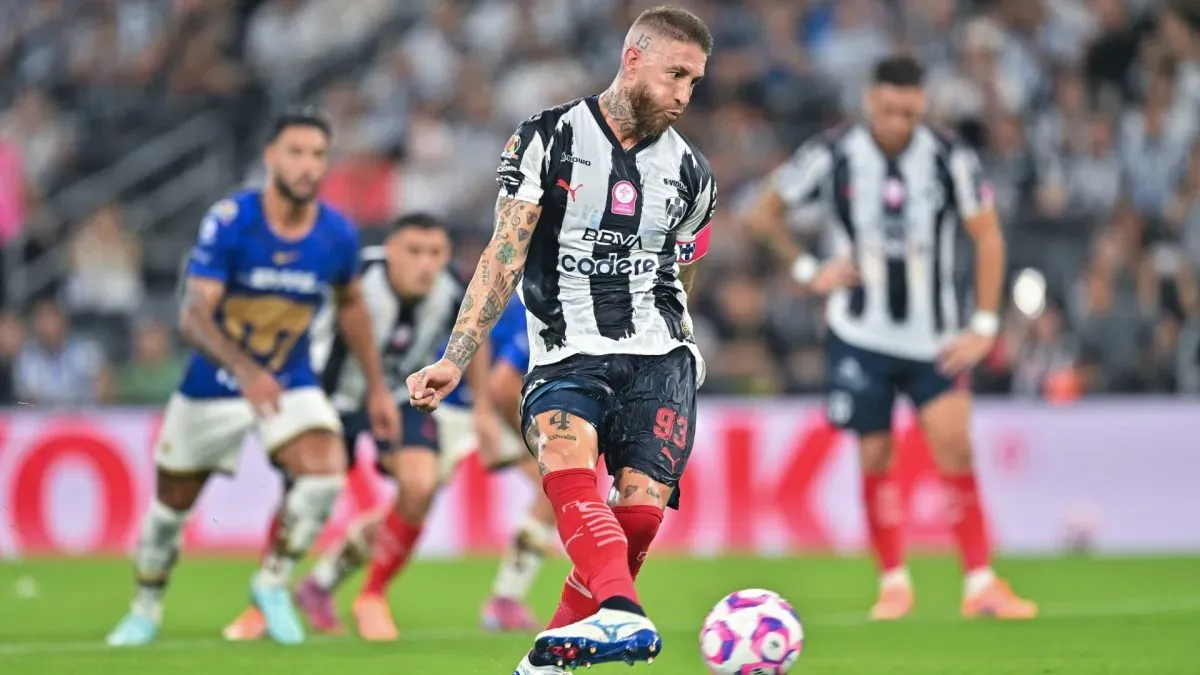 Sergio Ramos, do Monterrey, cobra pênalti contra o Pumas UNAM.