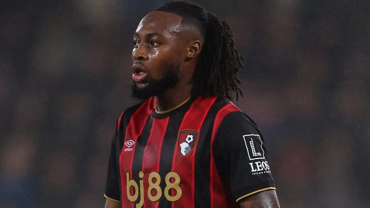 A estrela do Bournemouth, Antoine Semenyo, observa