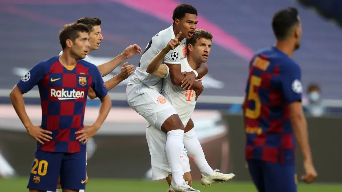 Thomas Mueller, do FC Bayern de Munique, comemora com o companheiro de equipe Serge Gnabry após marcar contra o FC Barcelona.