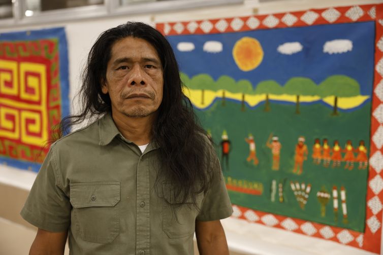 Rio de Janeiro (RJ), 23/10/2025 – Carlos Papá Mirim Poty participa do projeto Águamãe, que traz perspectivas indígenas sobre a Baía de Guanabara Foto: Fernando Frazão/Agência Brasil