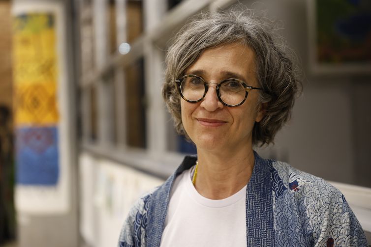 Rio de Janeiro (RJ), 23/10/2025 – Anna Dantes, diretora e co-fundadora do Selvagem, fala sobre o projeto Águamãe, que traz perspectivas indígenas sobre a Baía de Guanabara Foto: Fernando Frazão/Agência Brasil