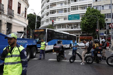 Rio de Janeiro (RJ), 28/10/2025 – Durante operação policia contra o Comando Vermelho, bandidos renderam motorista da linha 409 na Rua do Riachuelo, na Lapa, e obrigaram a atravessar na via, levando a chave. Foto: Fernando Frazão/Agência Brasil