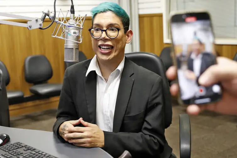 Brasília (DF), 19/03/2025 - Ivan Baron, ativista de acessibilidade, durante entrevista na Rádio Nacional da Amazônia. Foto: Bruno Peres/Agência Brasil