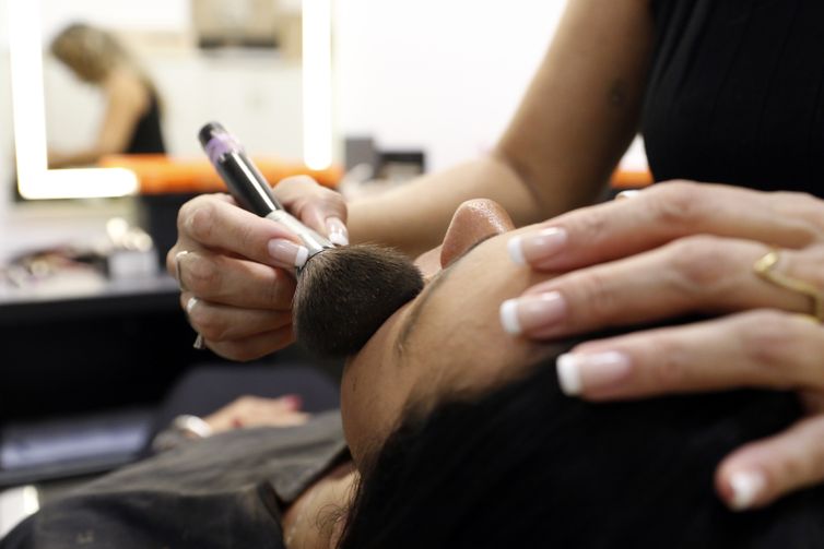 Bruno Peres/Agência Brasil Brasília (DF), 17/09/2025 - Golpe de agência em modelos. Modelo sendo maquiada em camarim. Foto: Bruno Peres/Agência Brasil