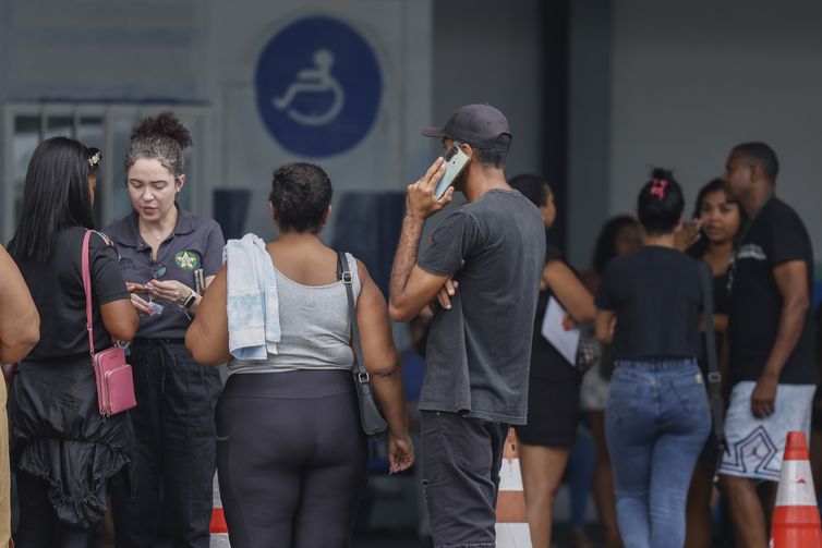 Rio de Janeiro (RJ), 29/10/2025 - Familiares chegam ao Detran para se cadastrar para recinhecimento dos corpos
Após resgate de dezenas de corpos são trazidos por moradores para a Praça São Lucas, na Penha, zona norte do Rio de Janeiro. Operação Contençao.
Foto: Tânia Rêgo/Agência Brasil
