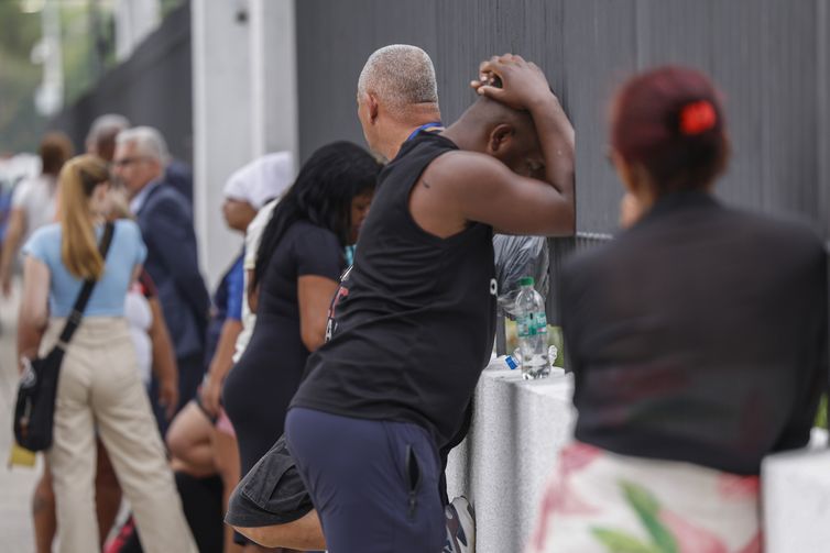 Rio de Janeiro (RJ), 29/10/2025 - Familiares chegam ao Detran para se cadastrar para reconhecimento dos corpos
Após resgate de dezenas de corpos são trazidos por moradores para a Praça São Lucas, na Penha, zona norte do Rio de Janeiro. Operação Contençao.
Foto: Tânia Rêgo/Agência Brasil
