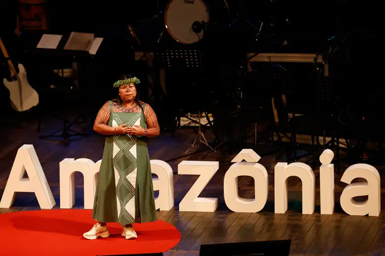 Belém (PA), 06/06/2025 - Alessandra Korap Munduruku, líder dos povos indígenas Munduruku da Amazônia brasileira, fala durante o TEDxAmazônia, no Theatro da Paz, centro da cidade. Foto: Tânia Rêgo/Agência Brasil