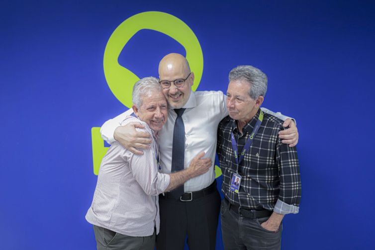 Brasília (DF), 14/10/2025 - O presidente da EBC, André Basbaum com os irmãos fotógrafos Antonio Cruz e José Cruz. Foto: Joédson Alves/Agência Brasil
