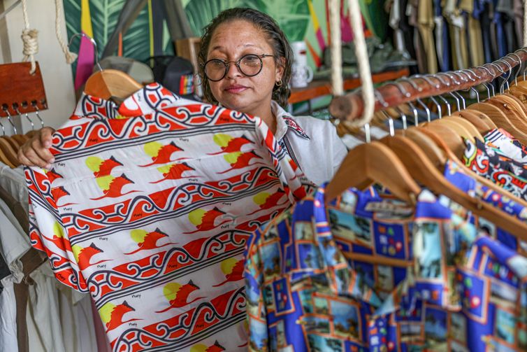 Soure (PA), 09/010/2025 -  A empreendedora Glauciane Pinheiro  Lima produz estampas originais da moda marajoara no Espaço Mang.  Foto: Marcelo Camargo/Agência Brasil