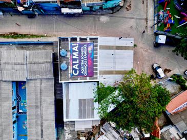 Rio de Janeiro (RJ), 31/10/2025 - Faixa em telhado na Cidade de Deus para evitar tiros de helicópteros no local. Foto: ONG Nóiz/Divulgação