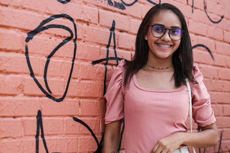 Brasília (DF), 26/10/2025 - Maíra Santos aguarda a abertura dos portões para realização da Prova Nacional Docente. Foto: Marcelo Camargo/Agência Brasil