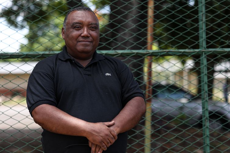 Brasília (DF), 26/10/2025 - Francisco Gilvan aguarda a abertura dos portões para realização da Prova Nacional Docente. Foto: Marcelo Camargo/Agência Brasil