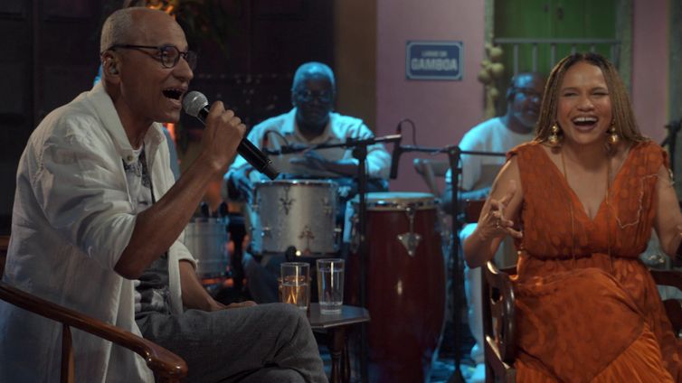 Rio de Janeiro (RJ), 17/10/2025 - Teresa Cristina bate um papo com o cantor, compositor e violonista Cláudio Jorge, no programa Samba na Gamboa. Frame: TV Brasil