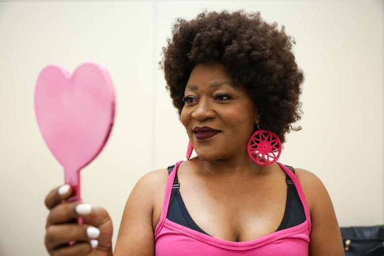 Rio de Janeiro (RJ), 23/10/2025 –  A cabeleireira Elisângela Torres participa do desfile de pacientes durante celebração do Outubro Rosa no Hospital do Câncer III, na zona norte do Rio de Janeiro. Foto: Tomaz Silva/Agência Brasil