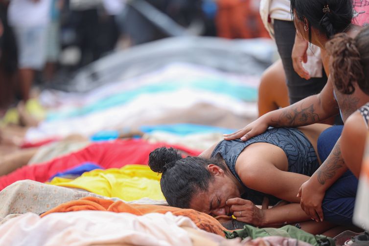 Rio de Janeiro (RJ), 29/10/2025 - Dezenas de corpos são trazidos por moradores para a Praça São Lucas, na Penha, zona norte do Rio de Janeiro. Operação Contenção.
Foto: Tomaz Silva /Agência Brasil