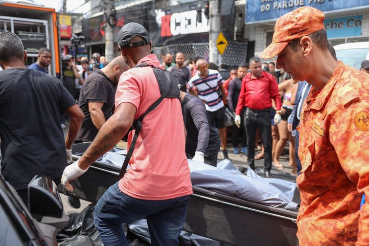 Rio de Janeiro (RJ), 29/10/2025 - Dezenas de corpos são trazidos por moradores para a Praça São Lucas, na Penha, zona norte do Rio de Janeiro. Operação Contenção.
Foto: Tomaz Silva /Agência Brasil