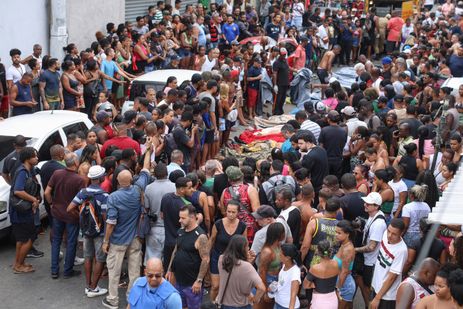 Rio de Janeiro (RJ), 29/10/2025 - Dezenas de corpos são trazidos por moradores para a Praça São Lucas, na Penha, zona norte do Rio de Janeiro. Operação Contenção.
Foto: Tomaz Silva /Agência Brasil