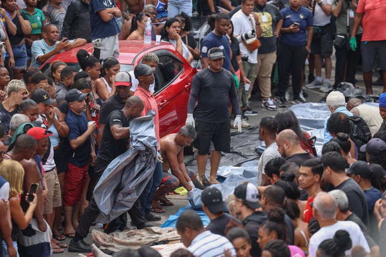 Rio de Janeiro (RJ), 29/10/2025 - Dezenas de corpos são trazidos por moradores para a Praça São Lucas, na Penha, zona norte do Rio de Janeiro. Operação Contenção.
Foto: Tomaz Silva /Agência Brasil