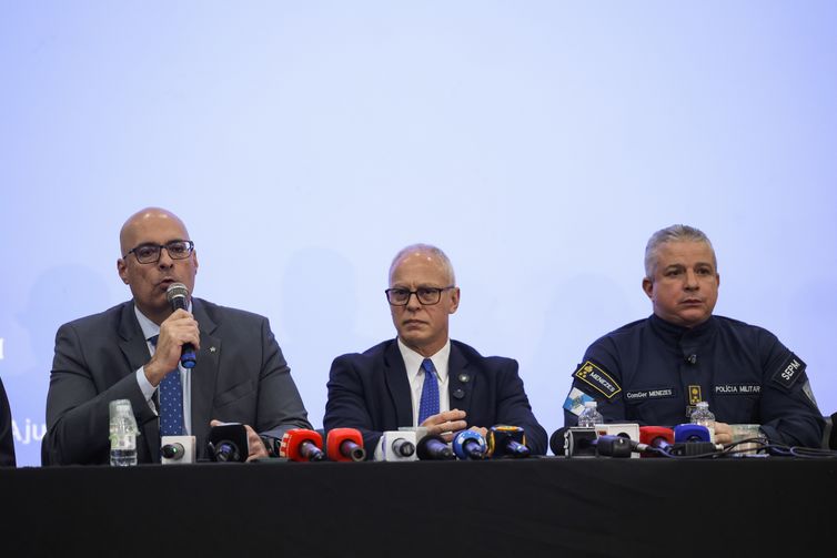 Rio de Janeiro (RJ), 26/10/2025 – Os secretários de Polícia Civil, Felipe Curi, de Segurança, Victor Santos e o de Polícia Militar do Rio de Janeiro, Marcelo Menezes durante coletiva de imprensa sobre a Operação Contenção na Cidade da Polícia, no Rio de Janeiro. Foto: Tomaz Silva/Agência Brasil