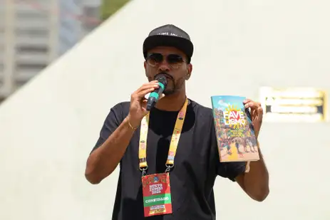 Rio de Janeiro (RJ), 20/11/2025 – O escritor Geraldo Coelho lança seu livro Favelismo, a revolução que vem das favelas durante ato do Dia da Consciência Negra no Monumento a Zumbi dos Palmares, no centro do Rio de Janeiro. Foto: Tomaz Silva/Agência Brasil