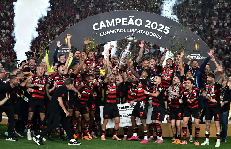 Soccer Football - Copa Libertadores - Final - Palmeiras v Flamengo - Estadio Monumental, Lima, Peru - November 29, 2025 Flamengo players celebrate with the trophy after winning the Copa Libertadores REUTERS/Sebastian Castaneda     TPX IMAGES OF THE DAY