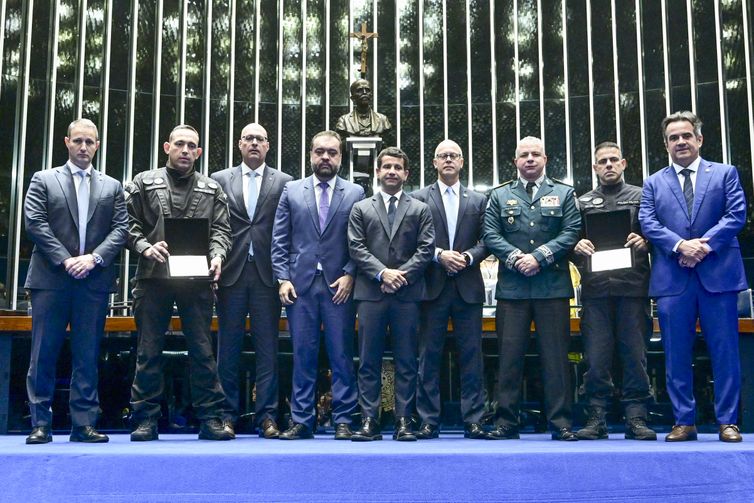 Sessão Solene do Congresso Nacional destinada a homenagear o Governo do Estado do Rio de Janeiro, a Polícia Civil, a Polícia Militar e os policiais mortos e baleados na Operação Contenção. 
Entrega de Placa de homenagem pela bravura e pelos esforços empenhados na preservação da ordem pública e da incolumidade do povo brasileiro. 
Participam:
governador do Estado do Rio de Janeiro, Cláudio Castro;
secretário de Polícia Militar do Estado do Rio de Janeiro, coronel Marcelo de Menezes Nogueira;
secretário de Estado de Segurança Pública do Governo do Rio de Janeiro, Victor Cesar Carvalho dos Santos;
secretário de Polícia Civil do Estado do Rio de Janeiro, delegado Felipe Lobato Curi;
comandante do Batalhão de Operações Policiais Especiais da Polícia Militar do Estado do Rio de Janeiro (Bope), tenente-coronel Marcelo Corbage;
coordenador de Recursos Especiais da Polícia Civil do Estado do Rio de Janeiro (Core), delegado Fabrício Oliveira;
secretário de Estado de Segurança Pública do Governo do Distrito Federal, Sandro Torres Avelar.
requerente e presidente desta sessão, Ciro Nogueira (PP-PI). 
Foto: Geraldo Magela/Agência Senado