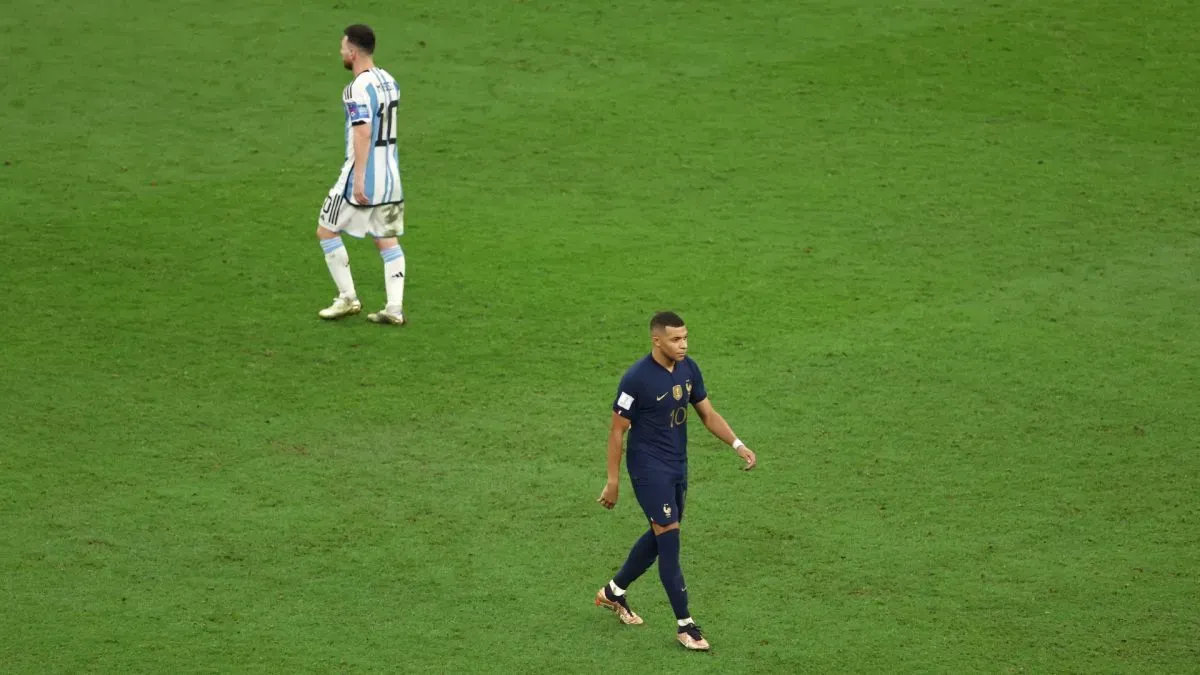 Kylian Mbappe, da França, comemora o primeiro pênalti do time na disputa de pênaltis, enquanto Lionel Messi, da Argentina, se prepara para marcar o deles.