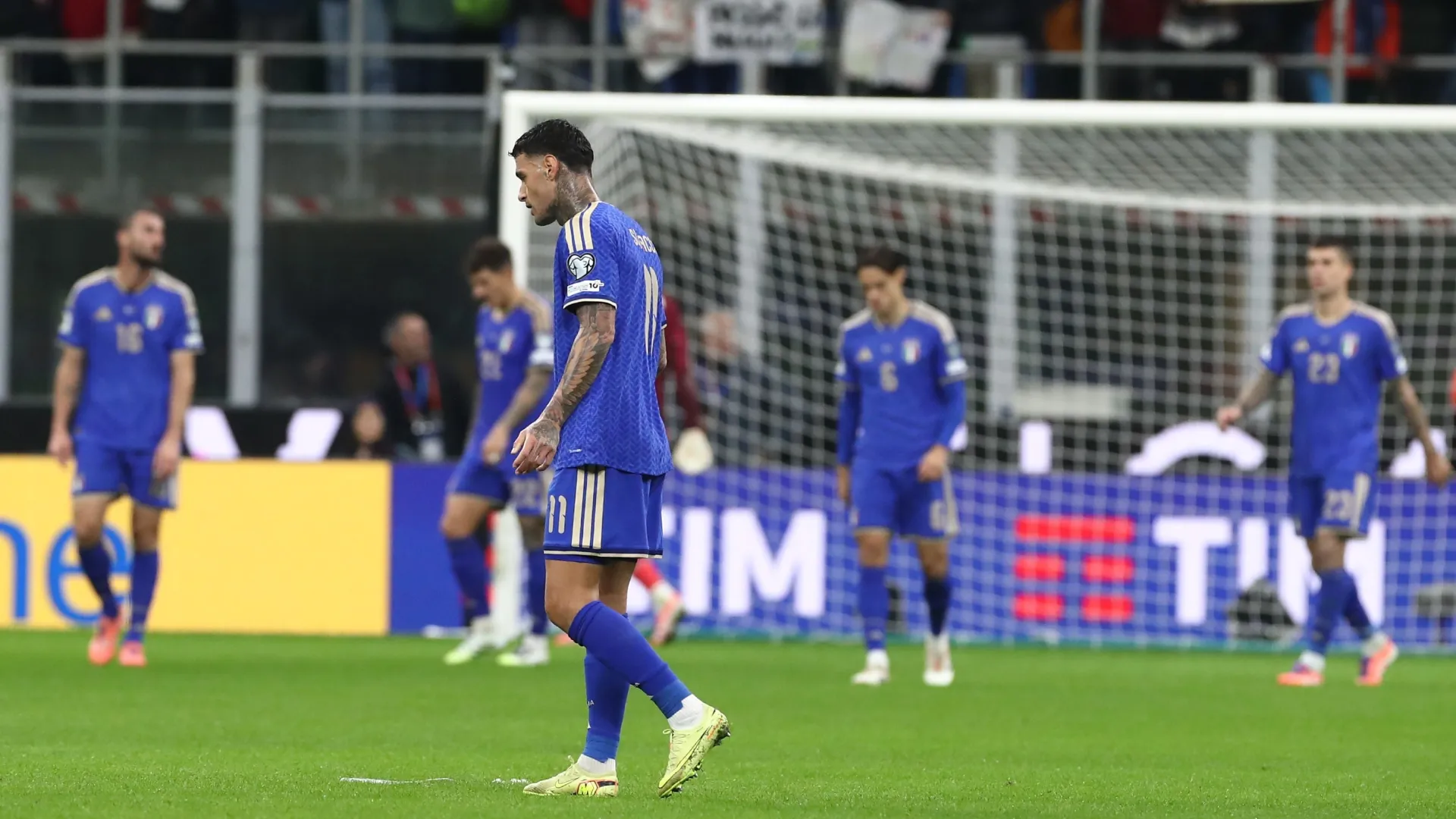 Gianluca Scamacca, da Itália, mostra seu desânimo durante o jogo contra a Noruega.