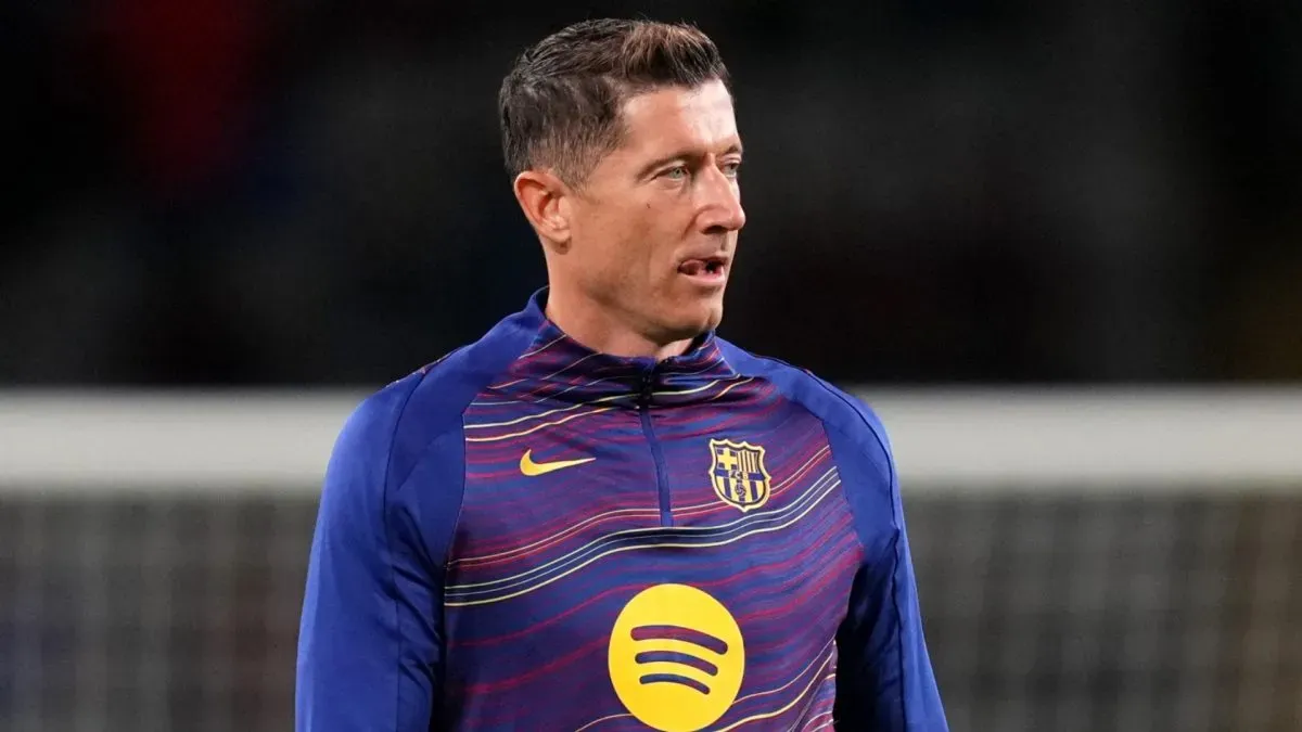 Robert Lewandowski do FC Barcelona se aquecendo.
