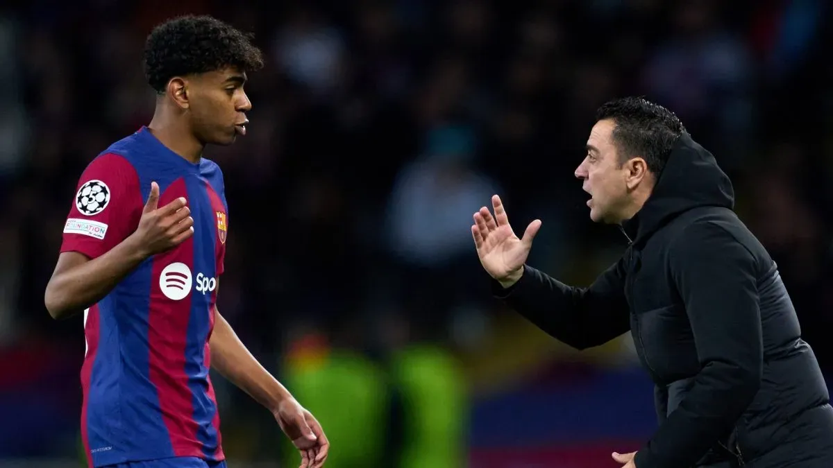 O técnico do FC Barcelona, ​​Xavi Hernandez, interage com Lamine Yamal do FC Barcelona durante a partida de segunda mão das oitavas de final da UEFA Champions League 2023/24 entre FC Barcelona e SSC Napoli.