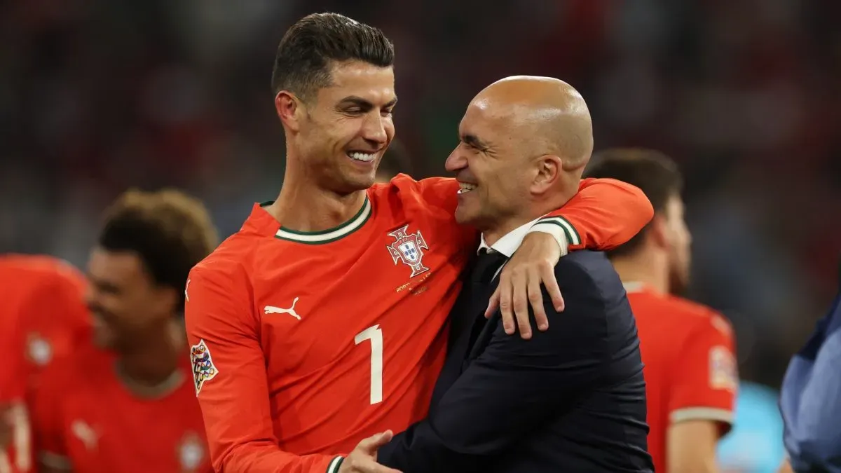 Cristiano Ronaldo, de Portugal, e Roberto Martinez, seleccionador de Portugal, interagem após a vitória na final da UEFA Nations League 2025, entre Portugal e Espanha.
