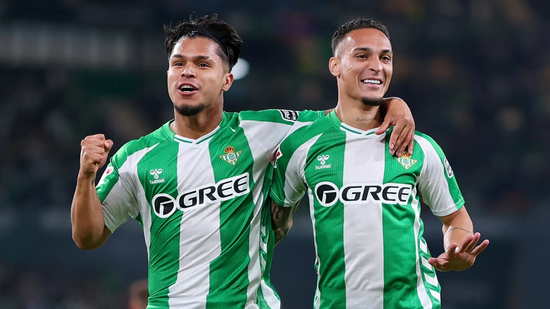 Antony, do Real Betis, comemora com o companheiro Cucho Hernandez.