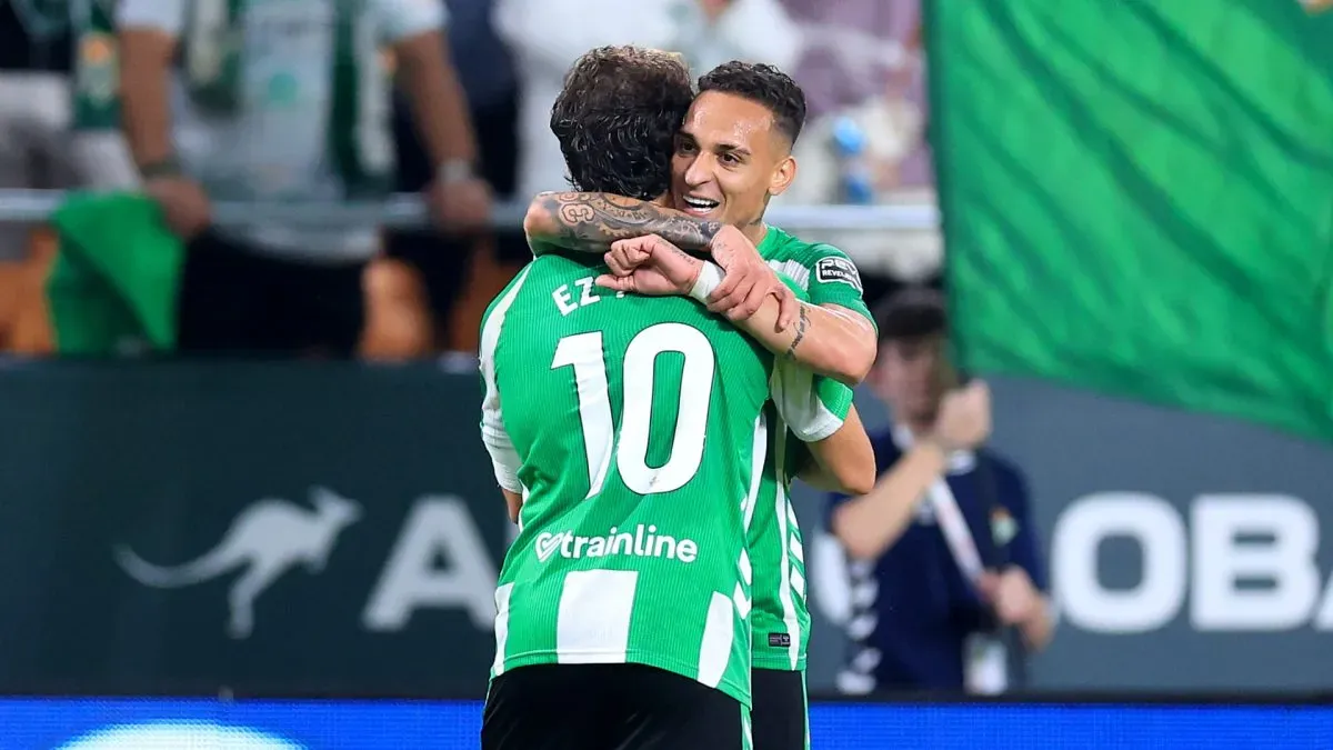 Abde Ezzalzouli, do Real Betis, comemora o terceiro gol contra o RCD Mallorca com Antony.