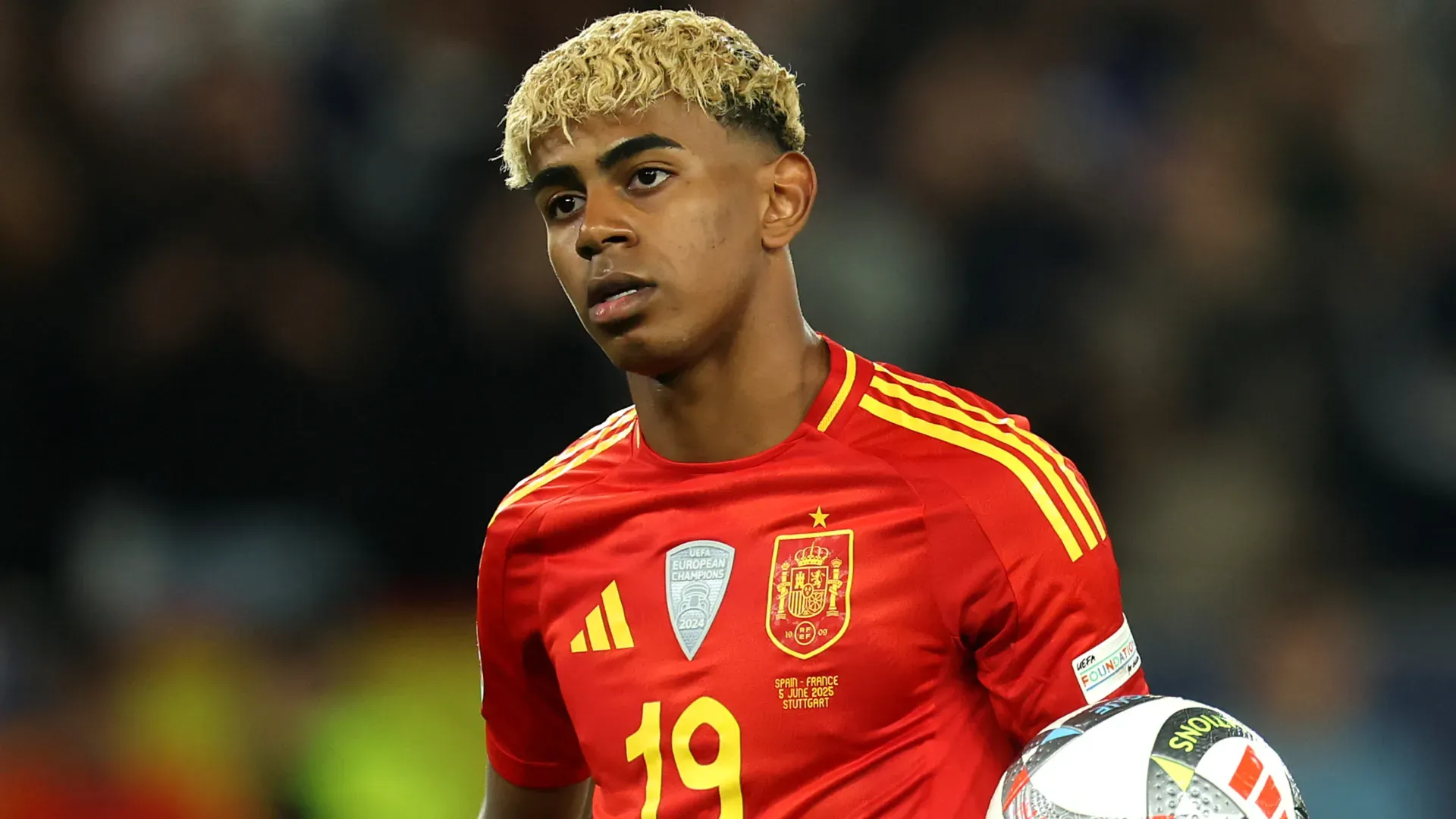 A estrela espanhola Lamine Yamal olhando