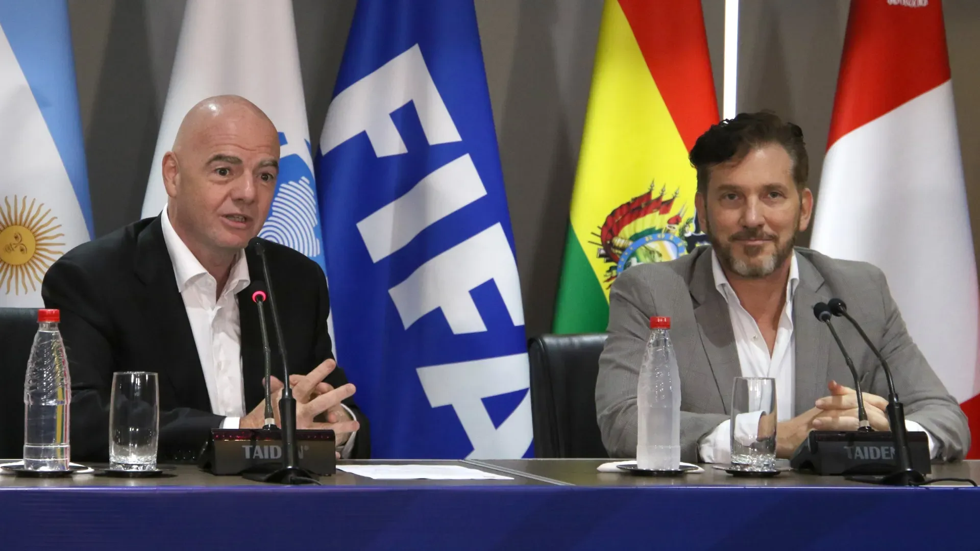 O presidente da FIFA, Gianni Infantino, com o presidente da CONMEBOL, Alejandro Dominguez.