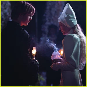 Charli XCX, Maika Monroe e Emma Corrin lideram o trailer repleto de estrelas de fantasia histórica '100 Nights of Hero' - assista agora!