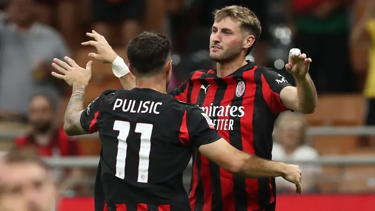 Christian Pulisic e Santiago Giménez do AC Milan.