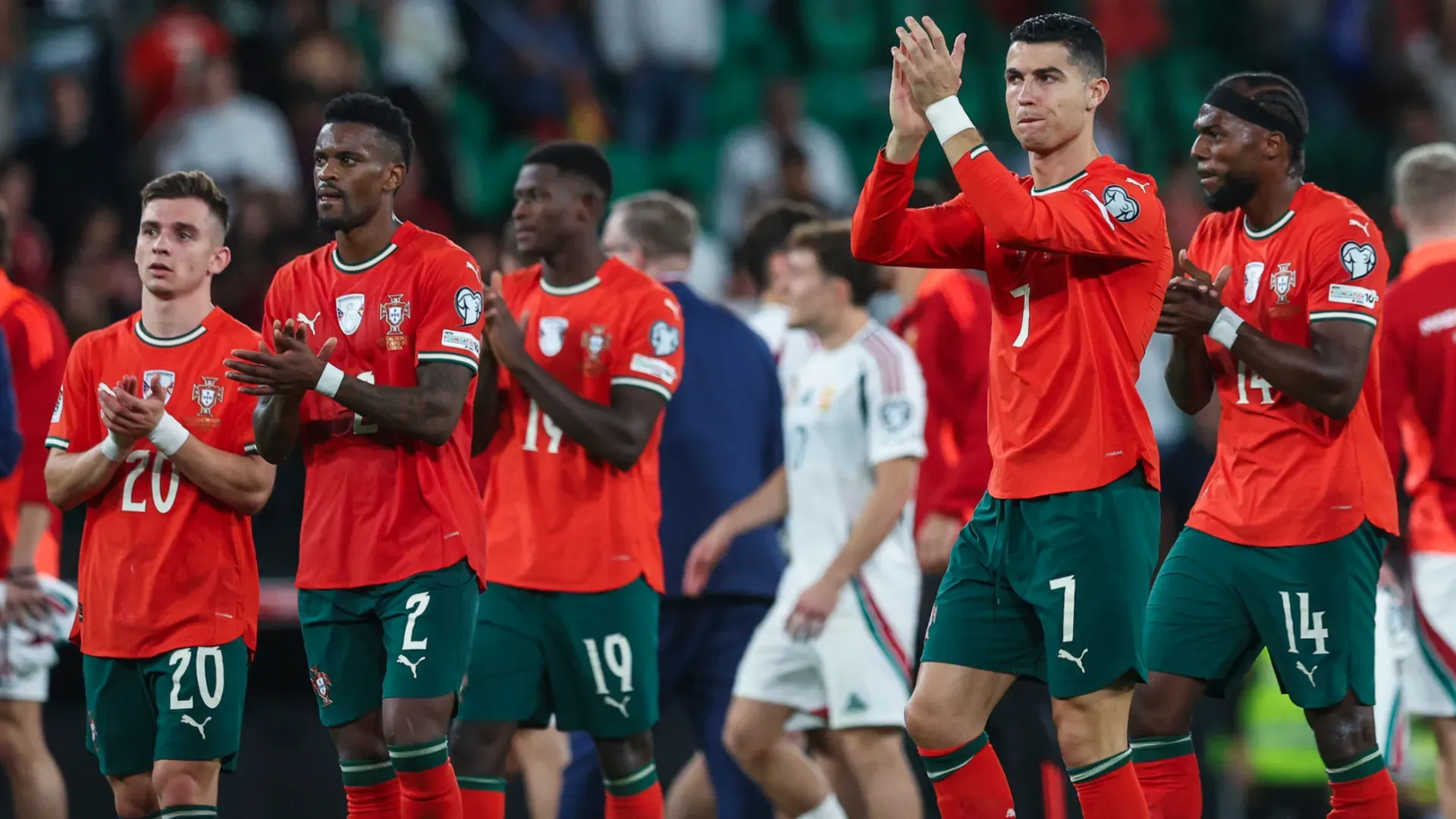 Jogadores de Portugal aplaudindo os torcedores.