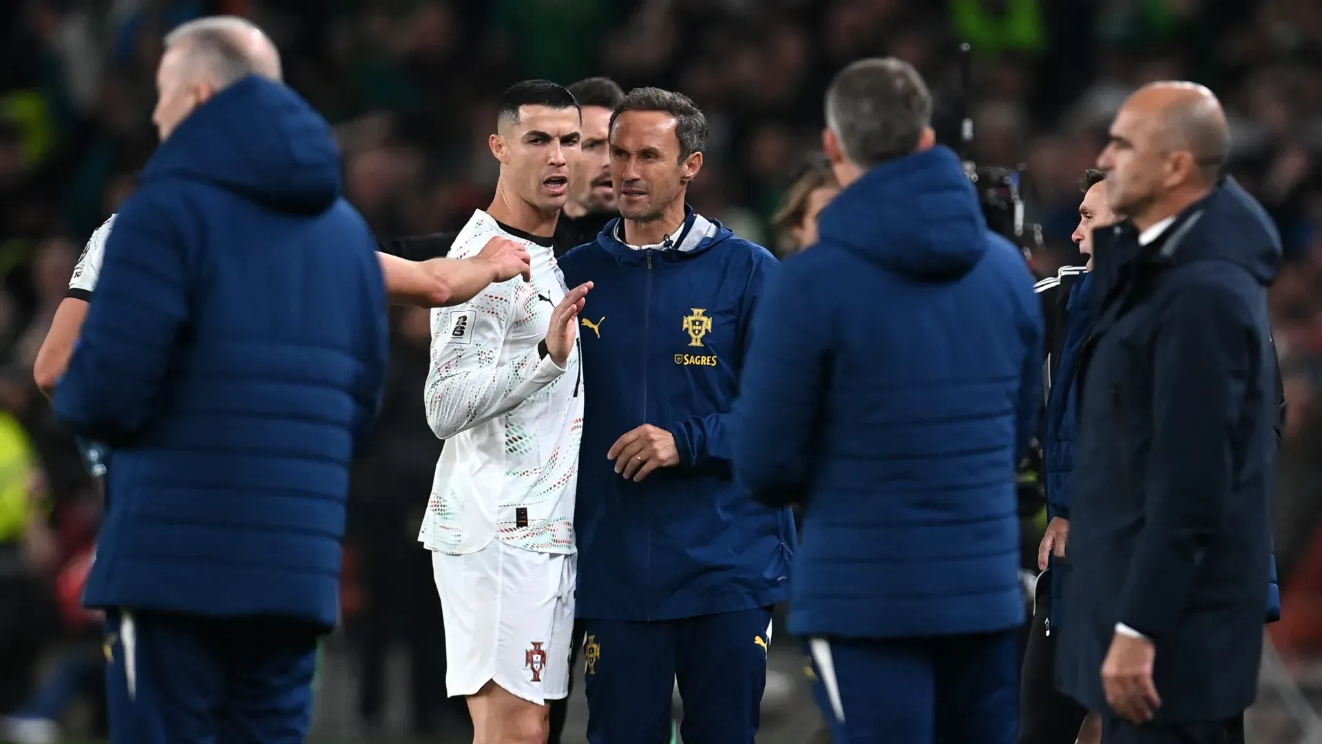 Cristiano Ronaldo, de Portugal, reage após receber cartão vermelho após revisão do VAR.