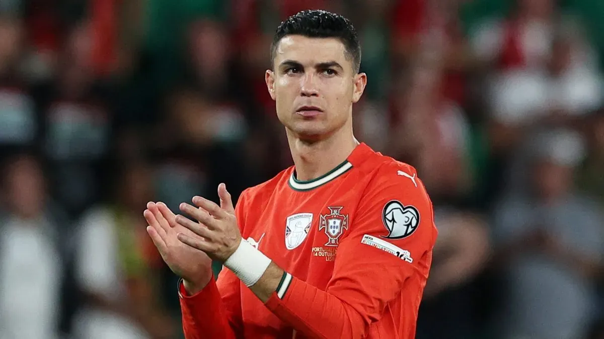 Cristiano Ronaldo, de Portugal, aplaude a torcida após o empate contra a Hungria.