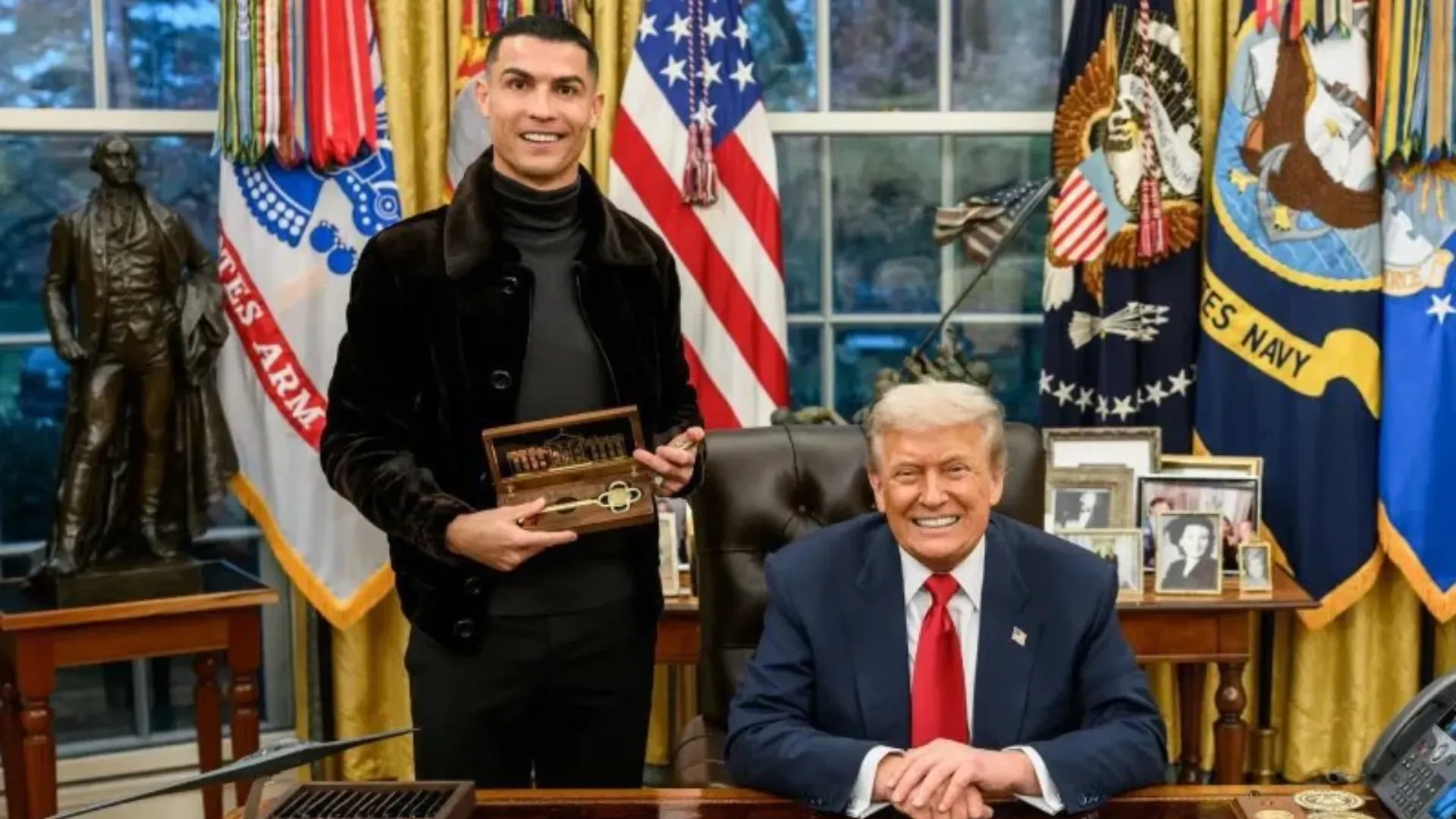 Cristiano Ronaldo no Salão Oval ao lado do presidente dos EUA, Donald Trump, segurando a chave da Casa Branca.