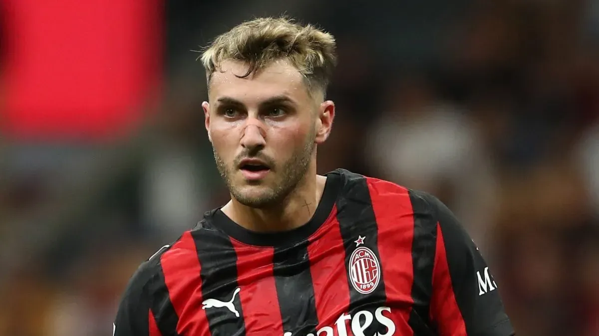 O futuro de Santiago Gimenez no AC Milan está em perigo, pois poderá ser trocado por um avançado da AS Roma.