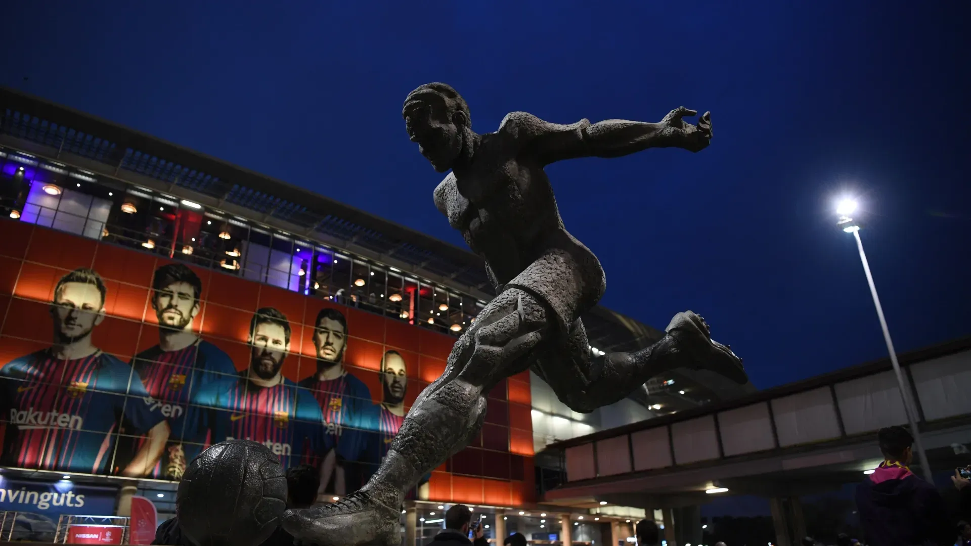 Estátua de Johan Cruyff fora do estádio Camp Nou.