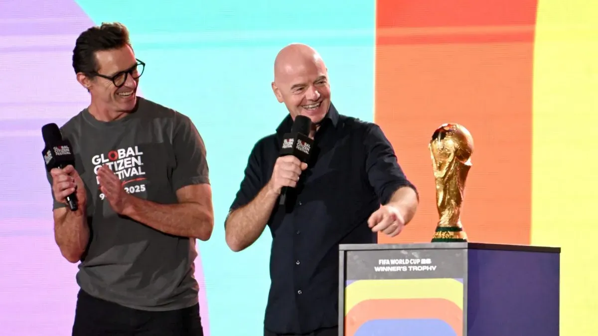 (LR) Hugh Jackman e Gianni Infantino falam no palco durante o 2025 Global Citizen Festival.