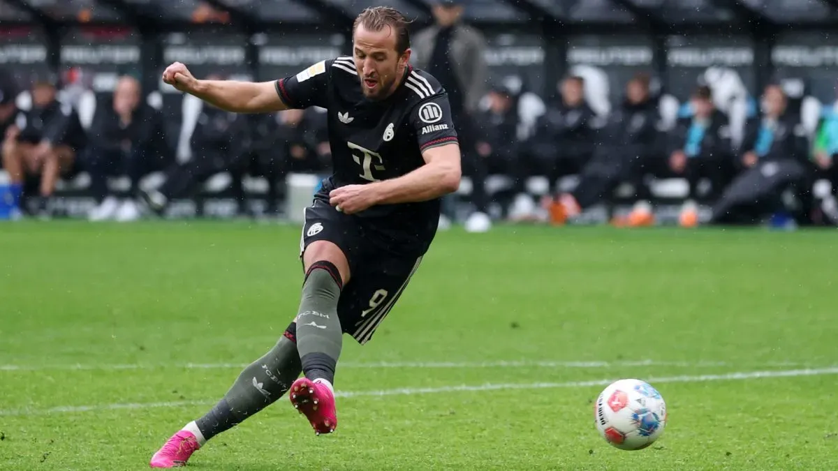 Harry Kane chutando uma bola com o Bayern de Munique