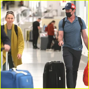 Hugh Jackman chega a Los Angeles com a namorada Sutton Foster