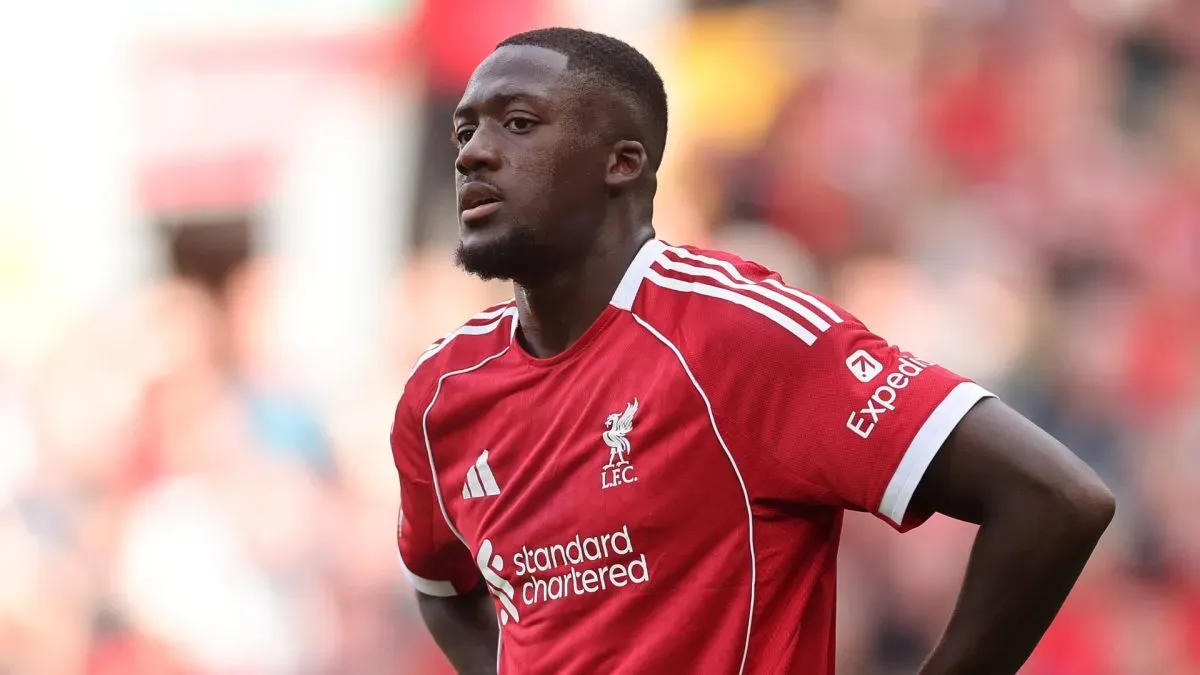 Ibrahima Konate, do Liverpool, observa durante a partida da Premier League entre Liverpool e Arsenal em Anfield, em 31 de agosto de 2025, em Liverpool, Inglaterra.