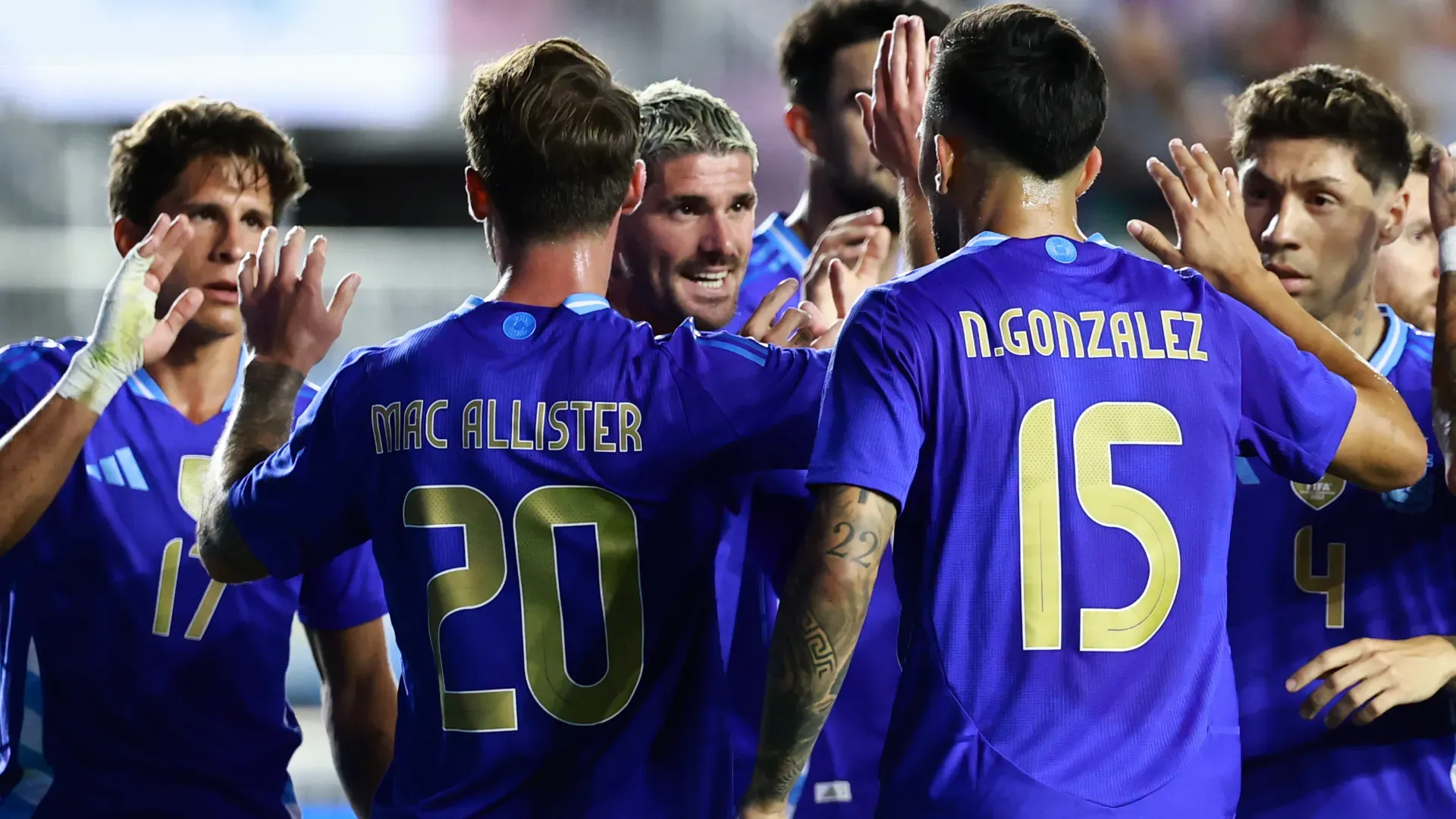 Companheiros de equipe da Argentina comemorando um gol