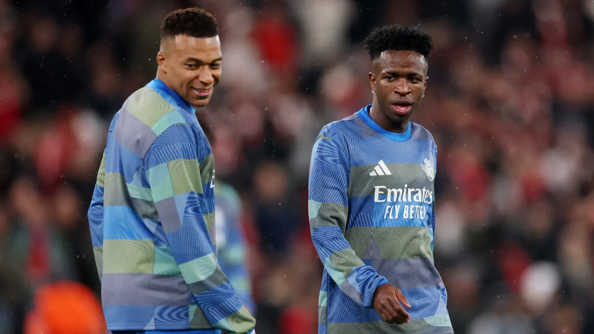 Kylian Mbappe e Vinicius Junior do Real Madrid se aquecendo contra o Liverpool.